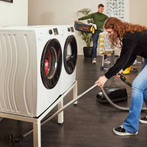 vrouw met wasmachine verhoger